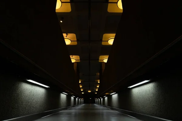 Túnel Oscuro Con Lámparas Encendidas Techo — Foto de Stock