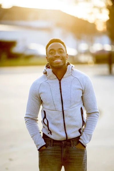 Вертикальний Кадр Привабливого Афроамериканського Чоловіка Який Посміхається Перед Камерою — стокове фото