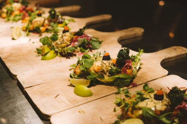 Primer Plano Una Ensalada Verduras Tablas Cortar — Foto de Stock