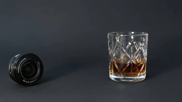 Whiskey Glas Mit Kameralinse Auf Schwarzem Hintergrund — Stockfoto