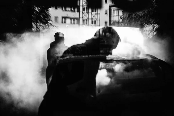 Eine Graustufenaufnahme Der Schatten Von Menschen Die Hinter Einem Glas — Stockfoto