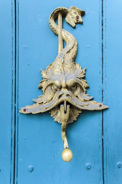 Vertical Shot Rusty Doorknob Dragon Carving Blue Door — 스톡 사진
