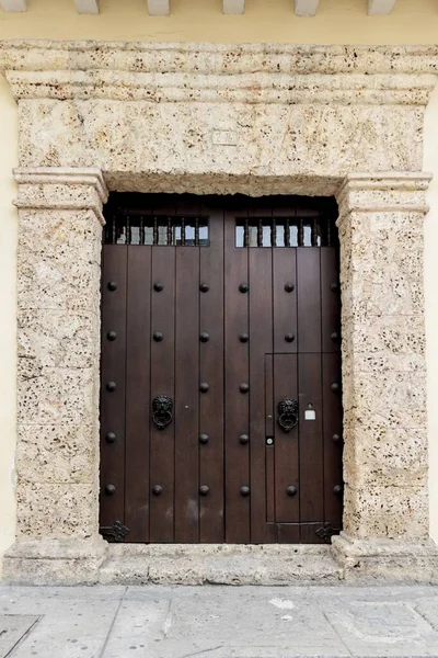 Vertikální Záběr Hnědých Dřevěných Dveří Betonové Budově Cartageně — Stock fotografie