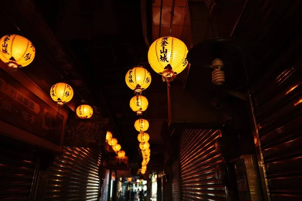 Close Lanterna Papel Chinês Com Luzes Cercadas Por Edifícios Com — Fotografia de Stock