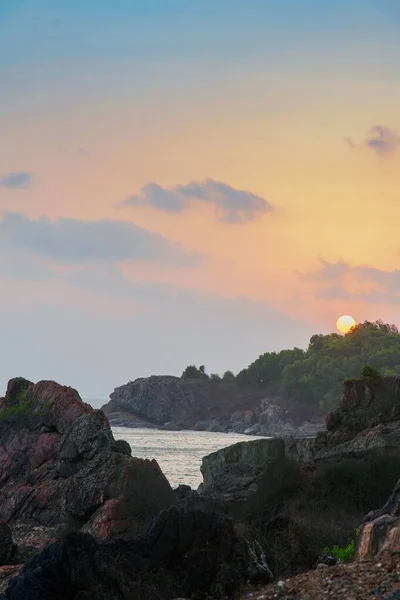 印度哥卡纳Kudlu海滩美丽落日的垂直高角照片 — 图库照片