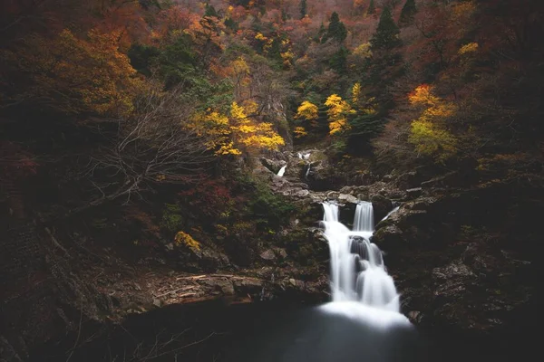 Uma Cachoeira Fluindo Meio Montanhas Rochosas Desfiladeiro Sandankyo Japão — Fotografia de Stock