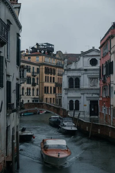 Venedik Tarihi Kanallarında Yüzen Teknelerin Dikey Görüntüsü — Stok fotoğraf