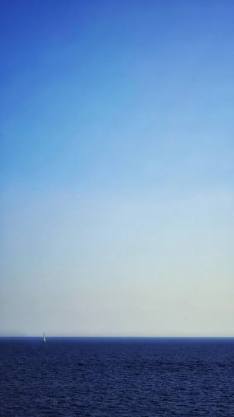 Eine Vertikale Aufnahme Eines Schiffes Das Über Den Ruhigen Ozean — Stockfoto