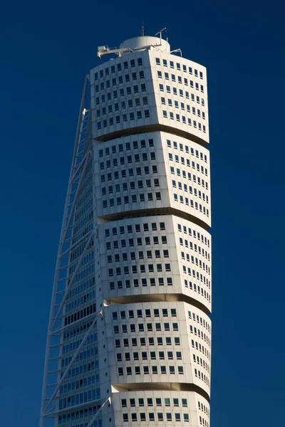 Vertikal bild av Ankarparkens skyskrapa med blå himmel i bakgrunden — Stockfoto