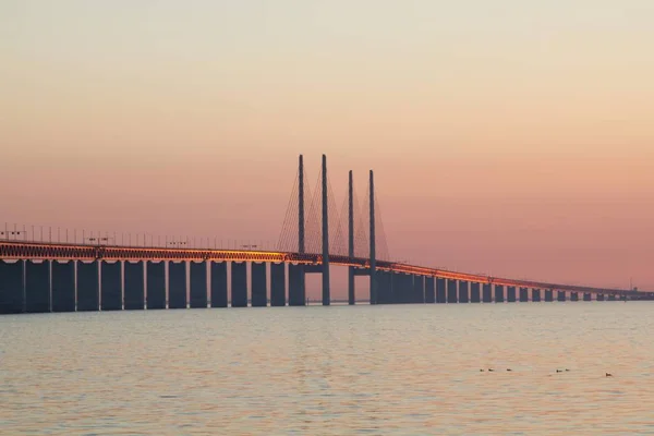 Piękne ujęcie mostu Utsiktspunkt Öresundsbron nad wodą pod pięknym niebem — Zdjęcie stockowe