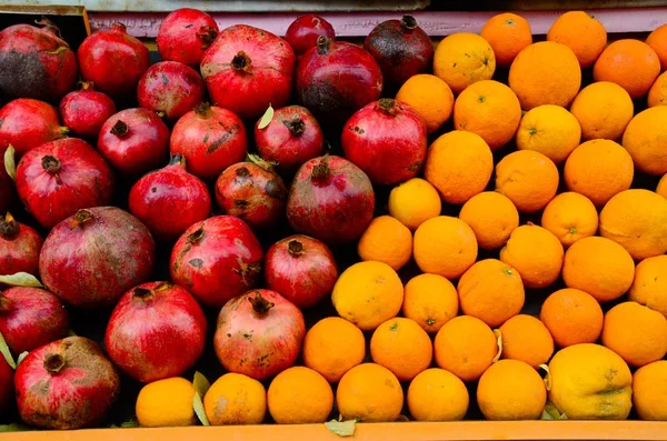Lot Pomegranates Oranges Fruit Market Great Cool Background — Stock Photo, Image