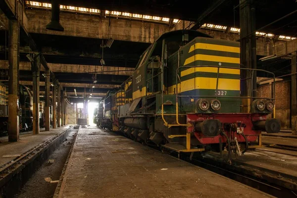 Plan intérieur d'un ancien entrepôt abandonné avec de vieux trains entreposés à l'intérieur — Photo