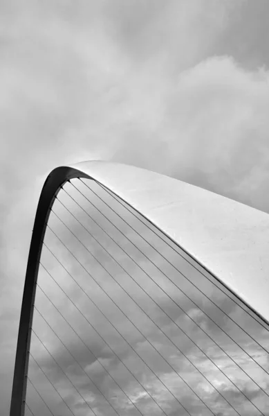 Gros plan noir et blanc du pont du millénaire — Photo