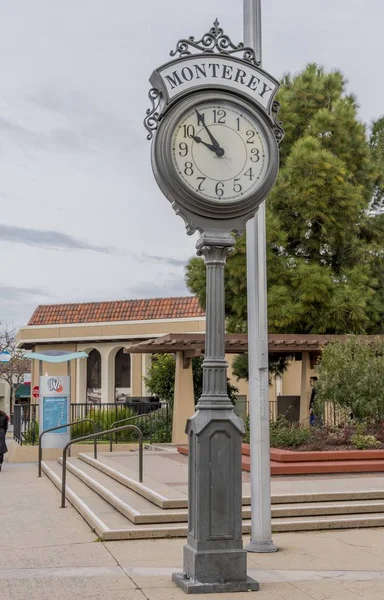 Plan vertical d'une grande horloge vintage dans la ville historique de Monterey, Californie — Photo