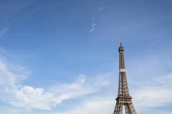 Eiffelova věž pod modrou oblohou a slunečním světlem ve Francii — Stock fotografie