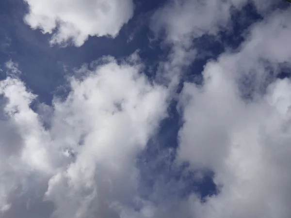 Felhőkkel teli égboltra néző kilátás - jó háttérként használni — Stock Fotó