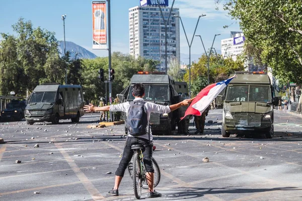 Die santiago-Proteste zeigen ihre Unzufriedenheit mit der chilenischen Regierung aufgrund der sozialen Krise — Stockfoto