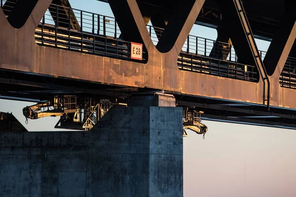 Крупный план столбов под мостом — стоковое фото