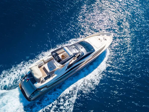 Aerial Shot Yacht Sailing Sea Daytime — 스톡 사진