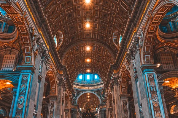 À l'intérieur de la célèbre basilique Saint-Pierre du Vatican — Photo