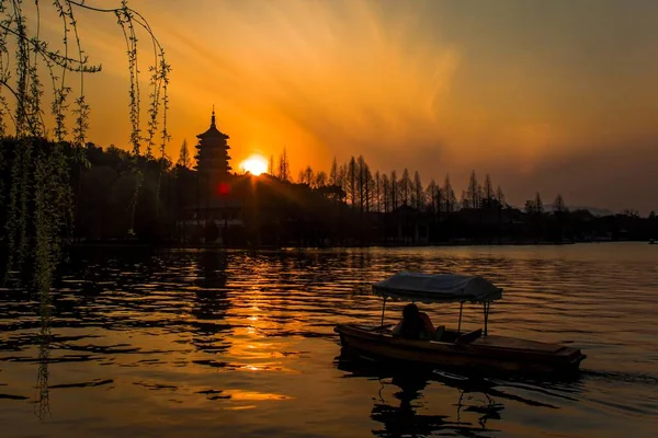 Hellen hypnotisierenden Sonnenuntergang über dem westlichen See, Hangzhou, China — Stockfoto