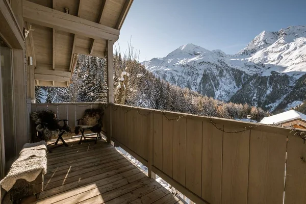 Cozy cabin in the middle of magical winter scenery in Sainte-Foy-Tarentaise, French Alps — Stock Photo, Image