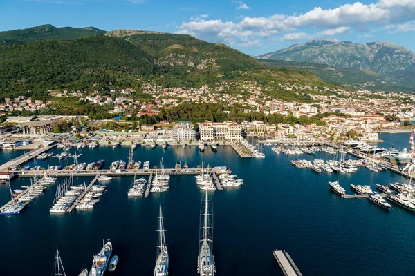 High angle shot of boats near the dock with buildings on the shore in Porto Montenegro, Kotor — 스톡 사진