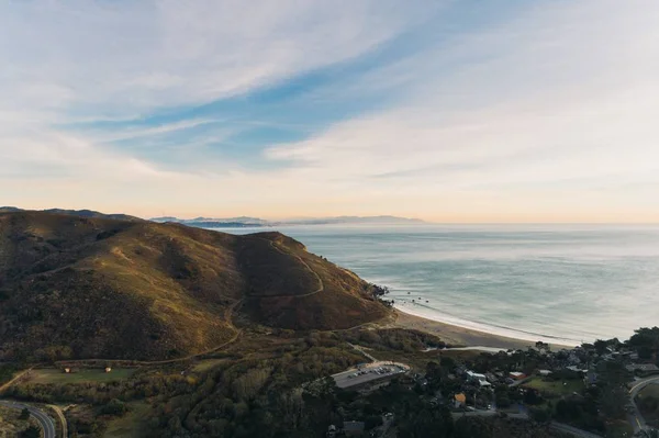 Высокоугольный Снимок Океана Скале Покрытой Зеленью — стоковое фото