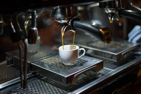 Egy Kávéfőző Gép Készíti Friss Finom Italt — Stock Fotó