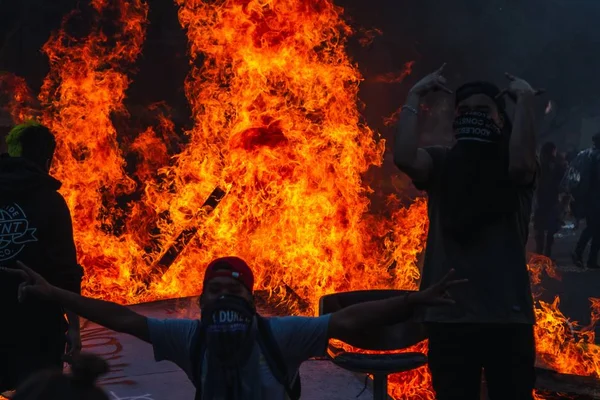 Protestas de Santiago muestran su insatisfacción con el gobierno chileno por la crisis social — Foto de Stock