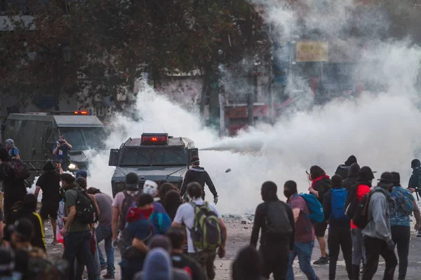 Protester från Santiago visar att de är missnöjda med den chilenska regeringen på grund av den sociala krisen — Stockfoto