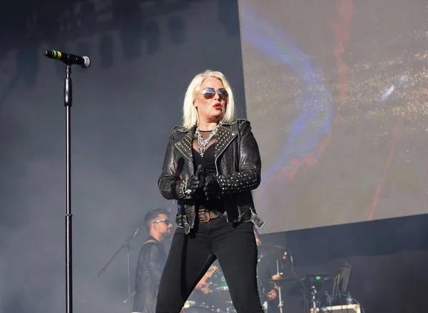 Kim Wilde en ondersteunende kunstenaars op het Let 's Rock Retro Festival in Bristol, Engeland. 3 juni 2017. — Stockfoto