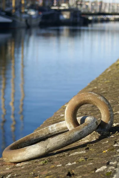 Vertikal bild av en del av kajmuren i den historiska nederländska hamnstaden Hellevoetsluis — Stockfoto