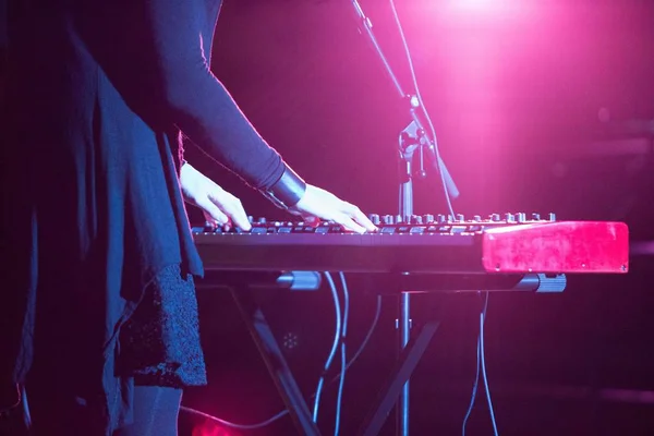 Mise au point superficielle d'une personne jouant du clavier — Photo