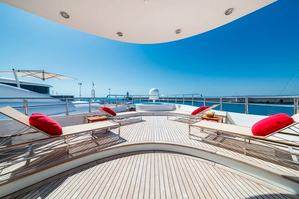 Krásný záběr na jachtu s modrou oblohou v pozadí — Stock fotografie