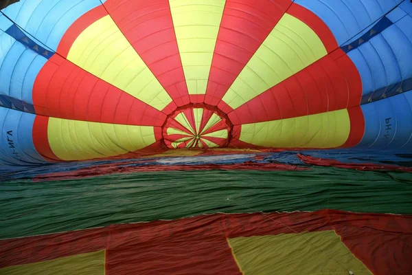 Balon na ogrzane powietrze przygotowuje się do lotu — Zdjęcie stockowe