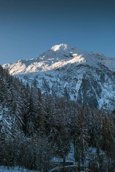 Magas látószögű felvétel a havas téli falu, Sainte-Foy-Tarentaise az Alpokban Franciaországban. — Stock Fotó