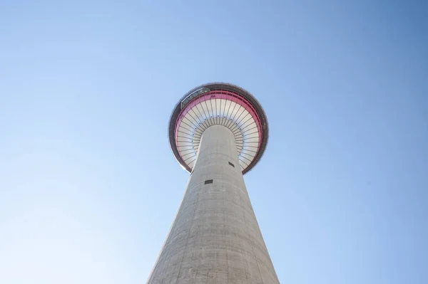 Alacsony szög lövés a Calgary torony Kanadában egy napsütéses fényes napon, tiszta kék ég — Stock Fotó