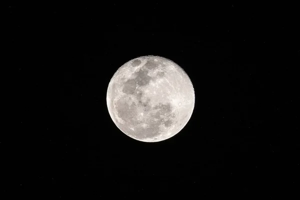 Décors fascinants de la pleine lune dans le ciel nocturne magique — Photo