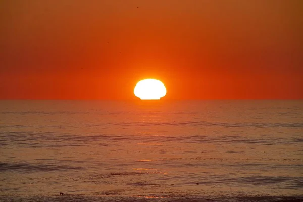 Schöner orangefarbener Sonnenuntergang über dem Meer in Maceda in Portugal — Stockfoto