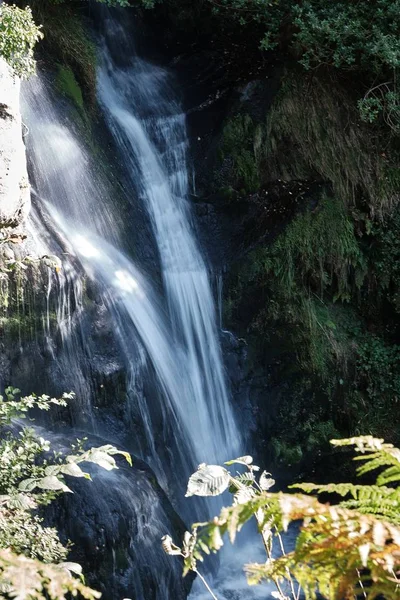 Vertikální záběr krásných vodopádových Storiths zachycených ve Velké Británii — Stock fotografie