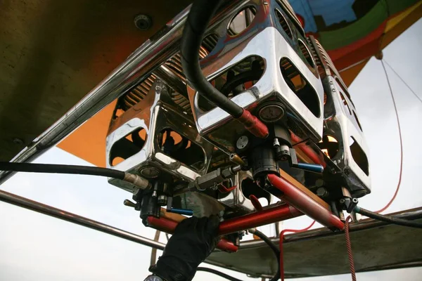 Tir à angle faible des brûleurs d'une montgolfière dans le ciel — Photo