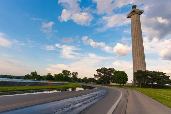 Famosa Victoria de Perry y Memorial Internacional de la Paz, Ohio, Estados Unidos bajo el cielo nublado. —  Fotos de Stock