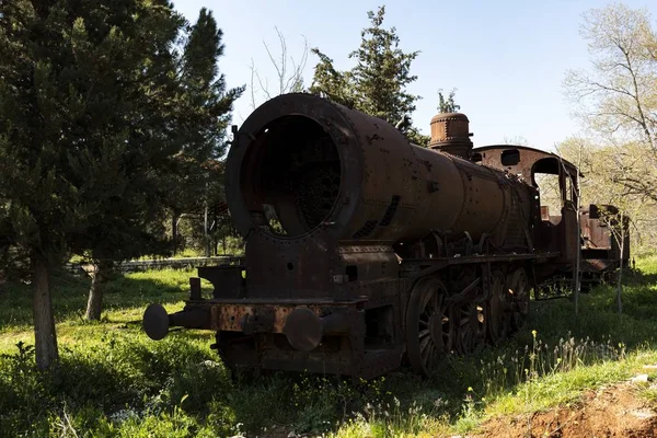 レバノンで捕獲された古い美しい鉄道の庭で古い機関車 — ストック写真