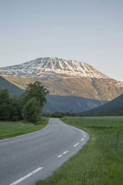 Een Verticale Opname Van Een Weg Met Een Prachtige Berg — Stockfoto