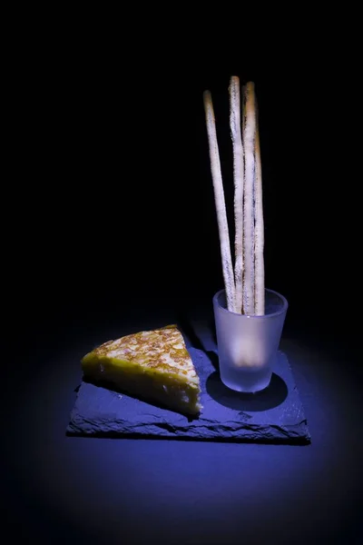 Verticală cu unghi înalt a unei bucăți proaspete delicioase de plăcintă și pâine pe un fundal negru — Fotografie, imagine de stoc