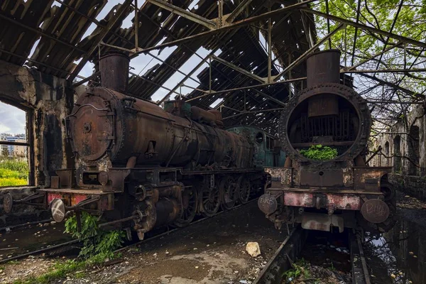 Старые локомотивы на старой красивой железнодорожной станции, захваченной в Ливане — стоковое фото