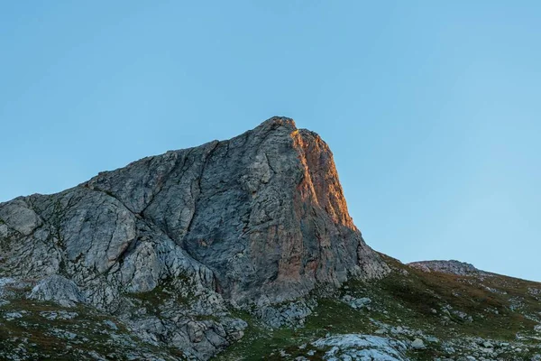 Colpo basso di una roccia in cima alla montagna nel parco nazionale del mercantour, Francia — Foto Stock