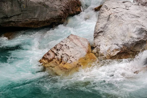 Nahaufnahme des Wassers, das im Nationalpark Valbona-Tal in Albanien auf die Felsen trifft — Stockfoto
