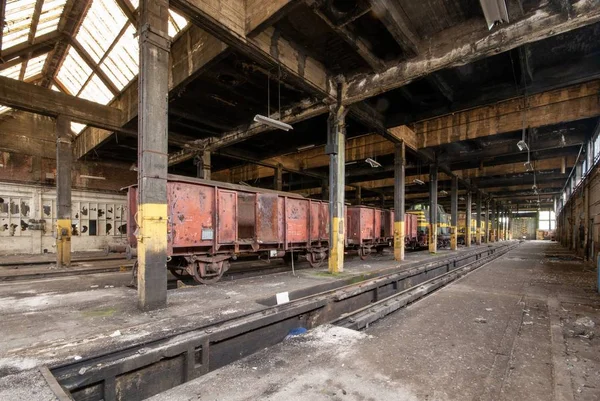 Innenaufnahme einer alten Lagerhalle mit alten Zügen im Inneren — Stockfoto